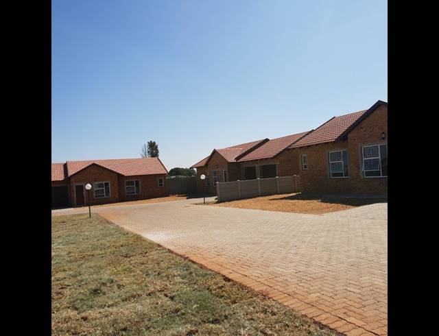 2 BEDROOM TOWNHOUSE FOR SALE IN RIVERSDALE